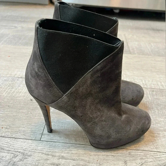 Brian Atwood Grey Suede Booties/Boots
Size 6 $698 - Picture 1 of 6
